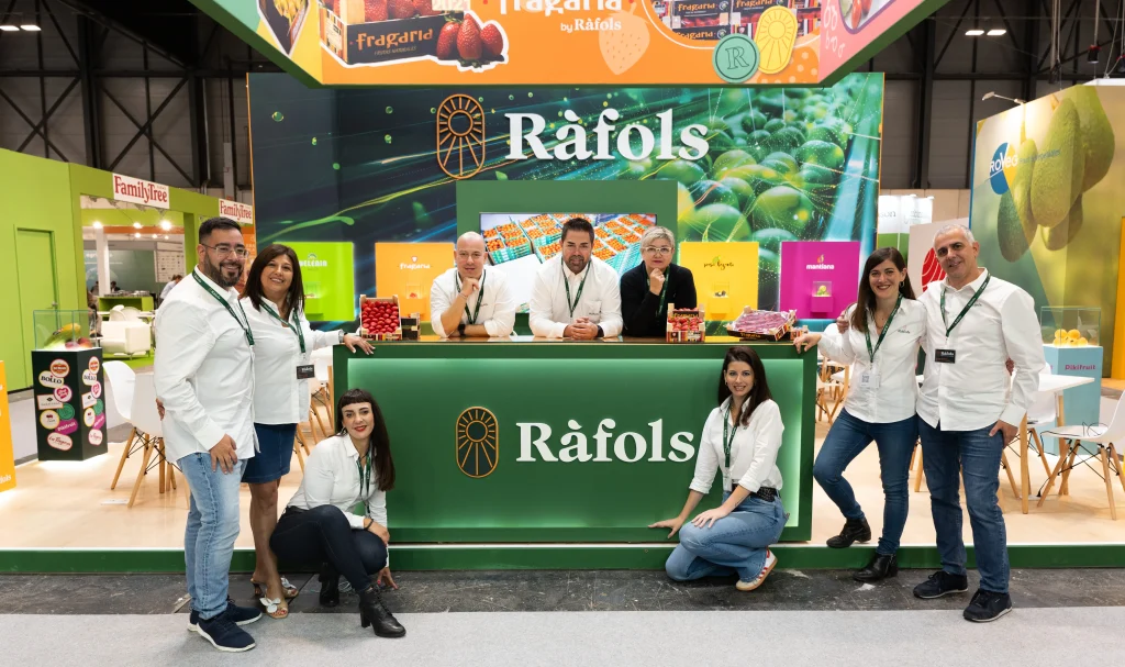 Equipo de Fruits Ràfols en su stand durante Fruit Attraction 2024, mostrando la innovación y calidad de sus productos hortofrutícolas.