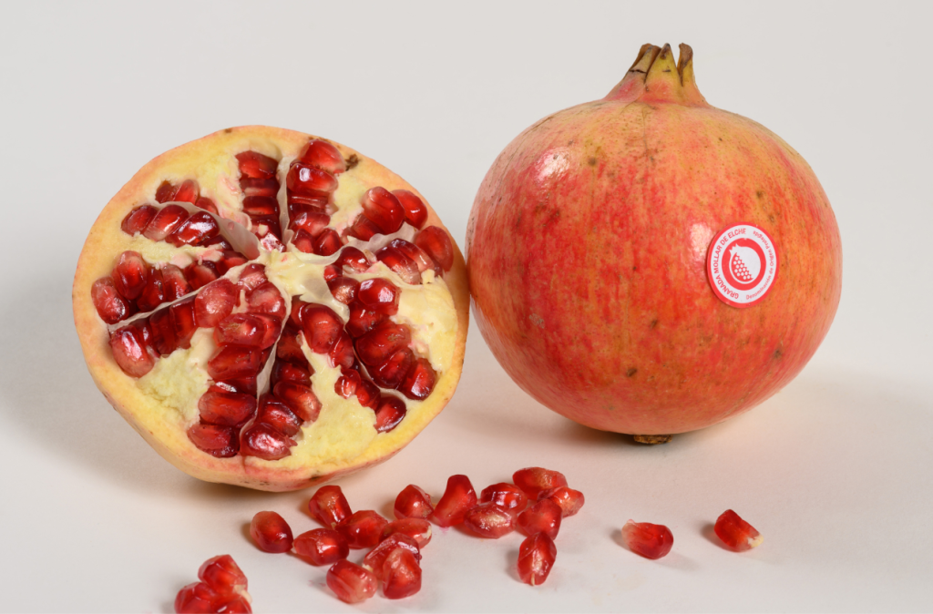 Granada fresca de temporada, llena de antioxidantes y beneficios para la salud.