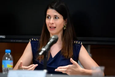 Helena Ràfols, Adjunta de Dirección de Fruits Ràfols, interviene en una mesa redonda con un micrófono delante y gesticula con las manos.